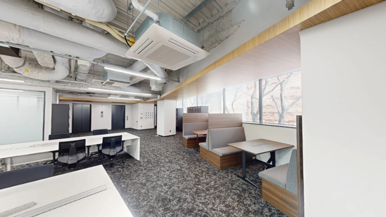 西新宿エリア！100坪超えの内装・家具付のセットアップオフィス